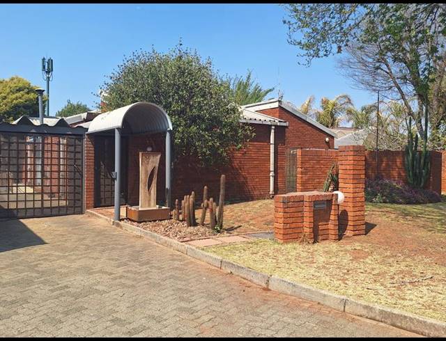 4 BEDROOM HOUSE FOR SALE IN PRESIDENTSDAM